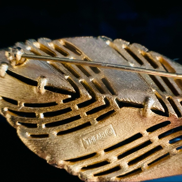Vintage Crown Trifari Gold Tone Leaf Brooch - Picture 4 of 4